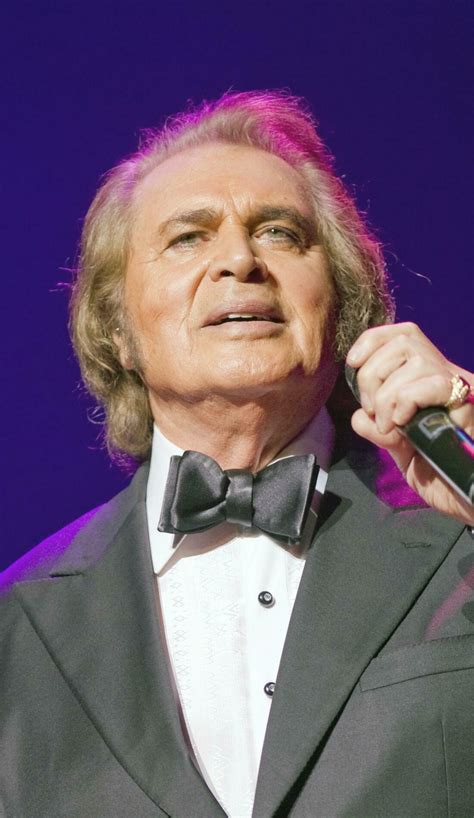 E humperdinck - Engelbert Humperdinck: This Moment In Time Tracks1. This Moment In Time 0:002. First Time In My Life 4:133. You're Something Special 7:284. Maybe Tomorrow 11...